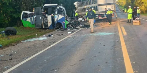 Corpos das vítimas de acidente no Paraná são retirados da pista