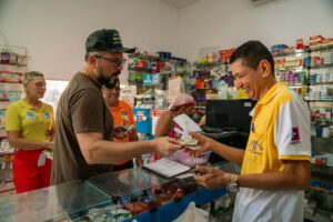 O senador e candidato ao Governo do Acre, Alan Rick (Republicanos), cumprimentando apoiadores durante agenda de campanha.