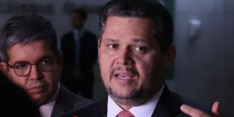 Alcolumbre envia PEC do fim da escala 6x1 para CCJ do Senado