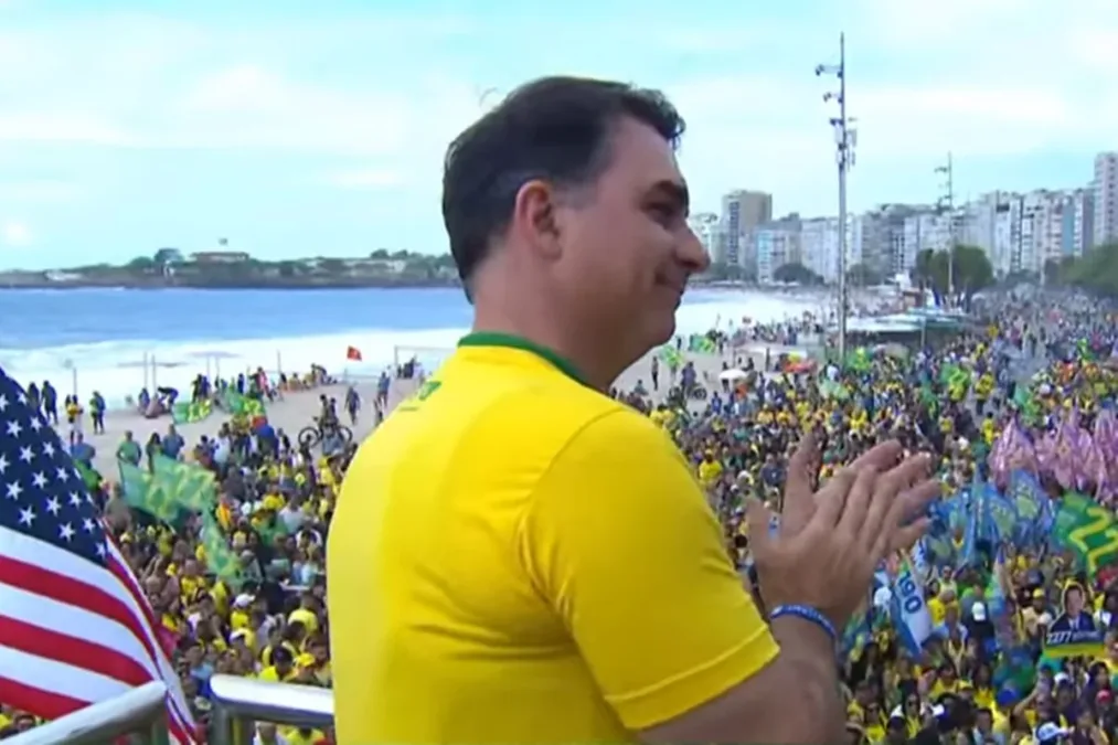 Aliados de Flávio minimizam público reduzido no ato em Copacabana