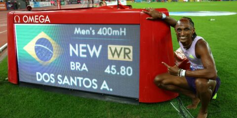 Alison dos Santos quebra recorde mundial dos 400m com barreiras