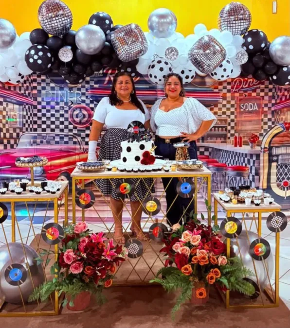 Professora comemora 60 anos em Sena Madureira com festa temática dos anos 70