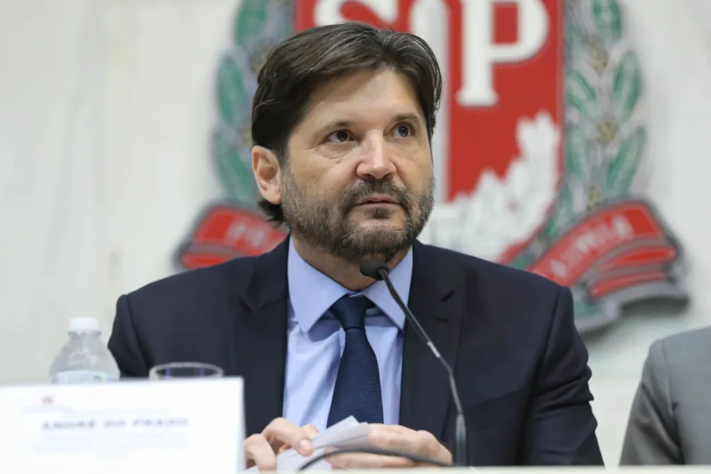 André do Prado se manifesta sobre investigação por campanha em igreja