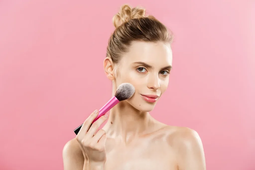 Anti-blush: tendência de beleza pede visual natural e menos “chinelada”