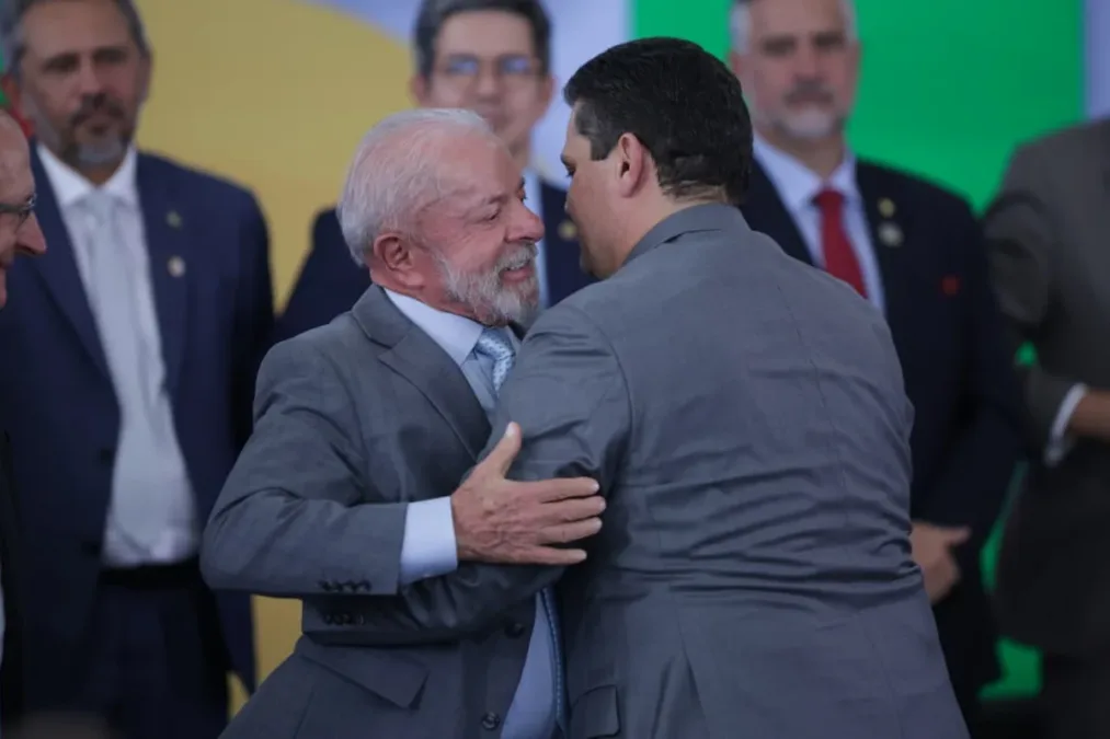 Ao lado de Alcolumbre, Lula visita navio-sonda da Petrobras no Amapá