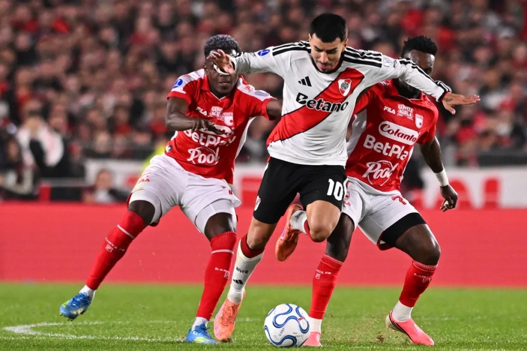 Após 22 cobranças, Santa Fé elimina River Plate nos pênaltis e pega o Vasco