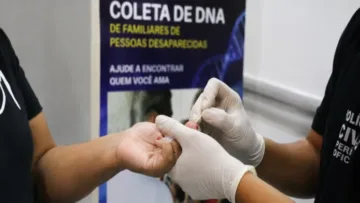 Profissional pericial segurando material de coleta de DNA para banco de dados genéticos.