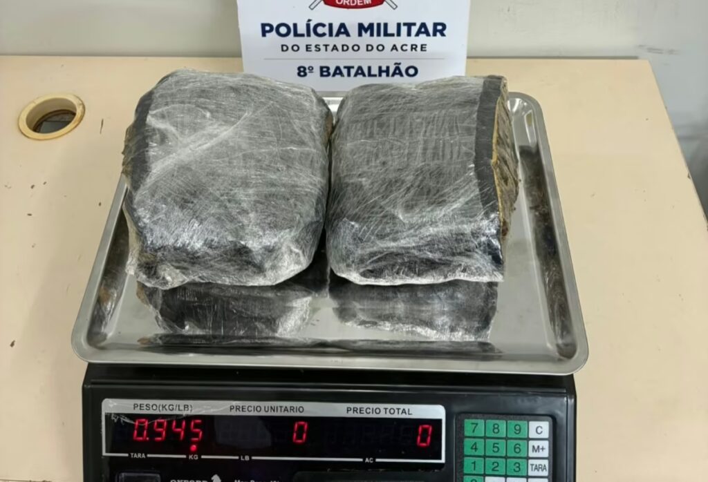 Policiais militares inspecionando o pacote de substância análoga à maconha apreendido durante fiscalização na BR-364.