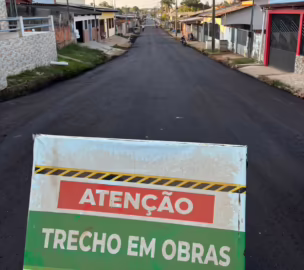 Máquinas e equipe de obras aplicando pavimentação asfáltica na Rua Antônio Carlos Pereira, no bairro do Bosque.