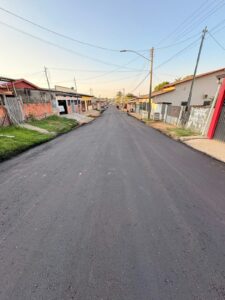 Máquinas e equipe de obras aplicando pavimentação asfáltica na Rua Antônio Carlos Pereira, no bairro do Bosque.