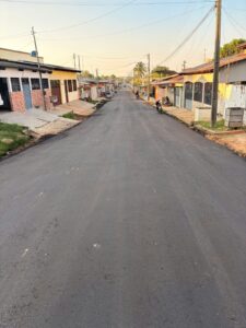 Máquinas e equipe de obras aplicando pavimentação asfáltica na Rua Antônio Carlos Pereira, no bairro do Bosque.