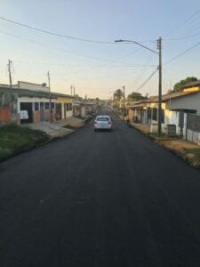 Máquinas e equipe de obras aplicando pavimentação asfáltica na Rua Antônio Carlos Pereira, no bairro do Bosque.