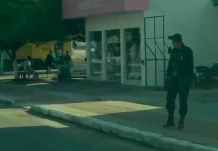 Assalto a vidraçaria no centro de Cruzeiro do Sul provoca correria; suspeitos fogem