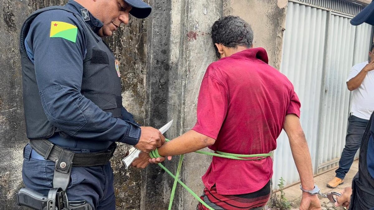 Suspeito de atacar estudantes é espancado e amarrado a poste em Rio Branco