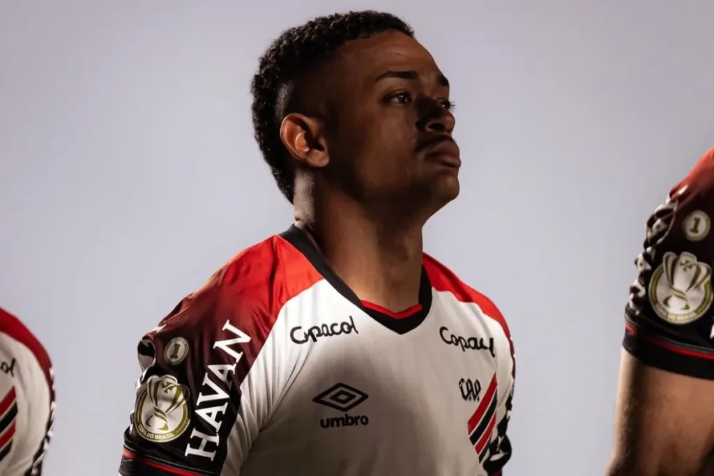 Athletico-PR não comentará caso de Léo Derik, condenado por estupro