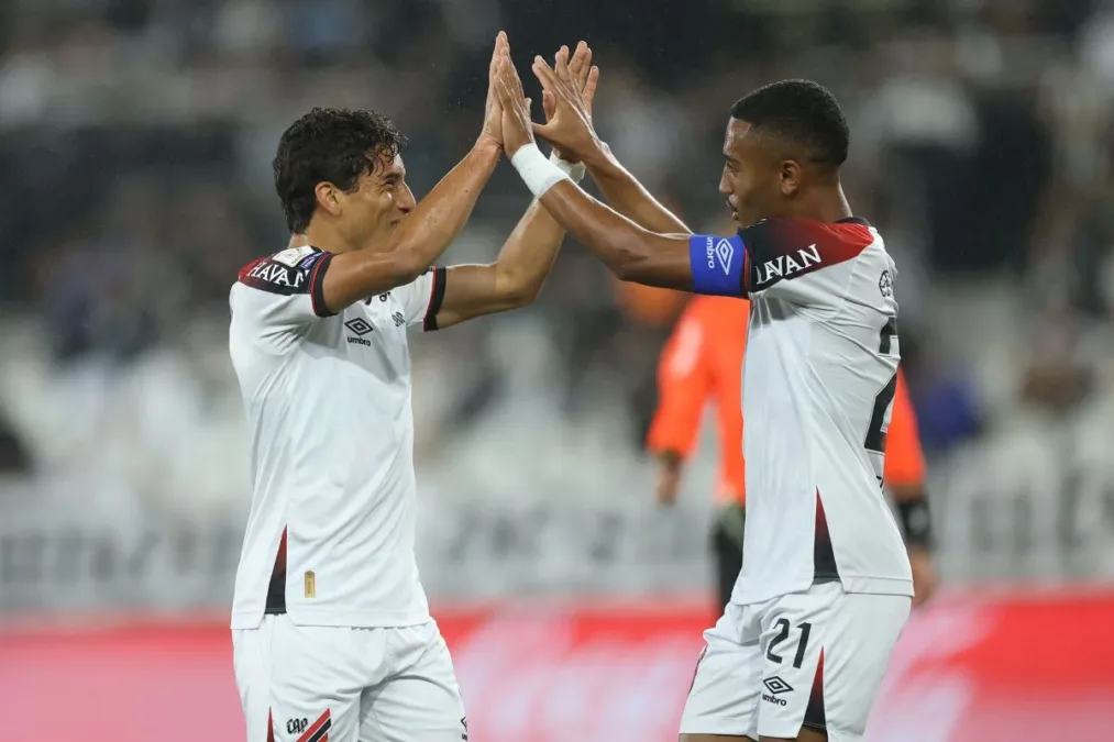 Athletico-PR vence o Botafogo e cola na vice-liderança do Brasileirão