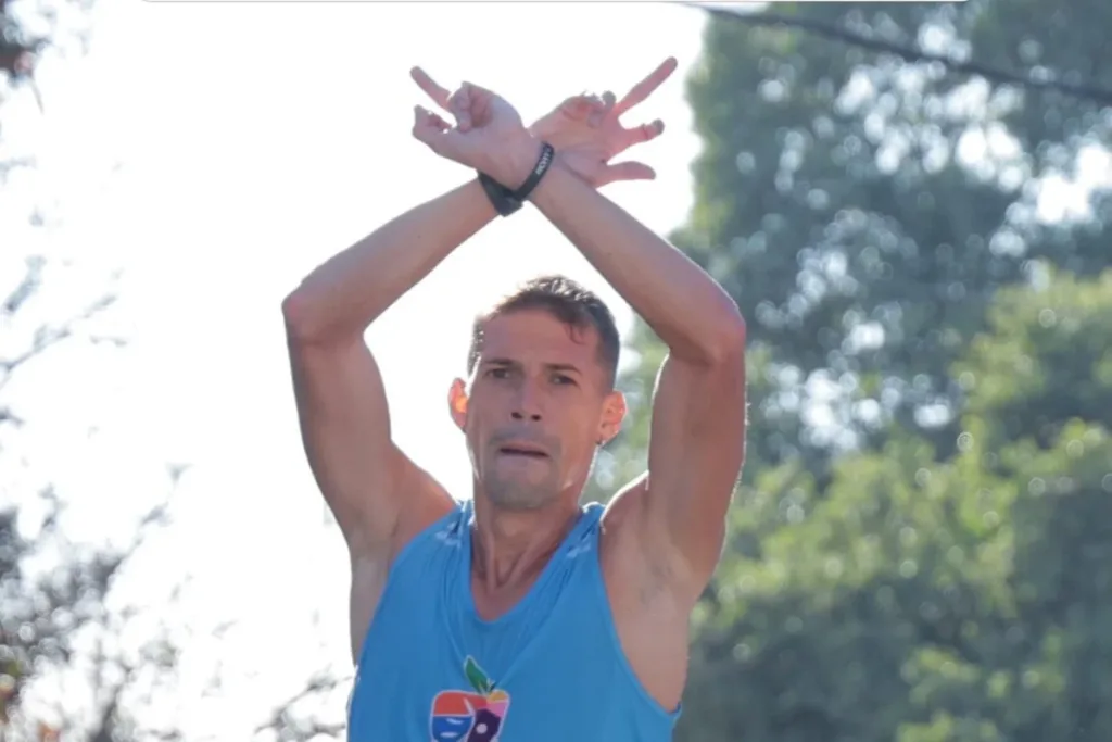 Atleta perde pódio em corrida do Cruzeiro por fazer gesto da Galoucura