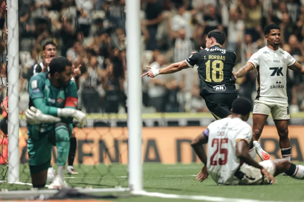 Atlético-MG bate Vitória pelo Brasileirão e alcança 13º jogo sem derrotas