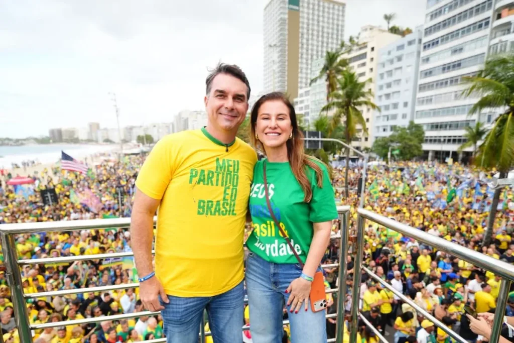 Ato de Flávio em Copacabana reúne 8,9 mil pessoas, diz monitor da USP