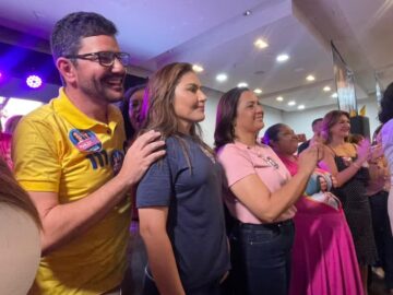 Mailza Jéssica e Gladson cantam Campeão Vencedor em ato político no Acre