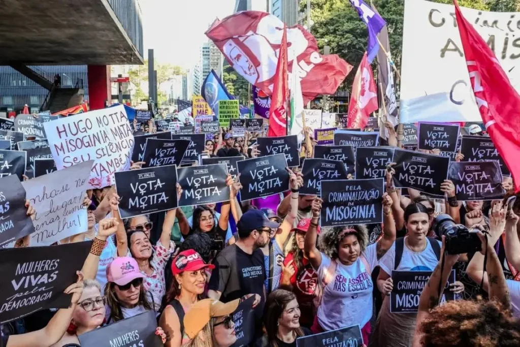 Atos neste domingo (2/8) pressionam Motta a pautar o PL da Misoginia