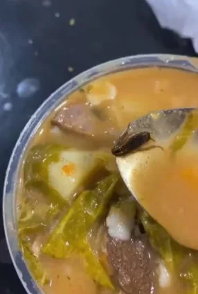 Mãe encontra barata dentro de sopa comprada para filha de 2 anos no Acre e se revolta