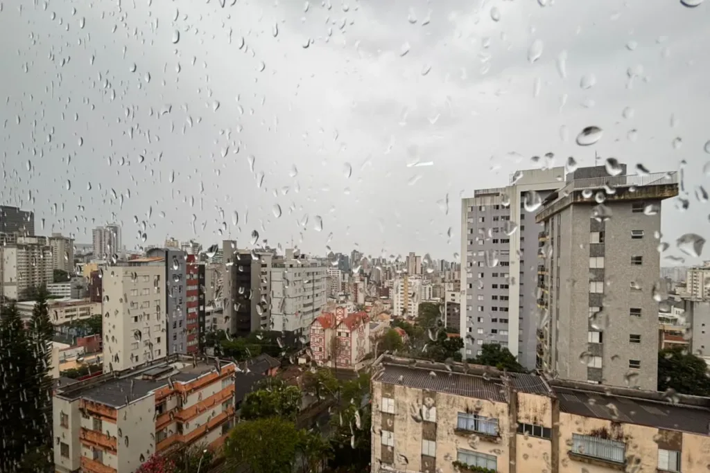 BH amanhece com chuva forte e entra em alerta para tempestade