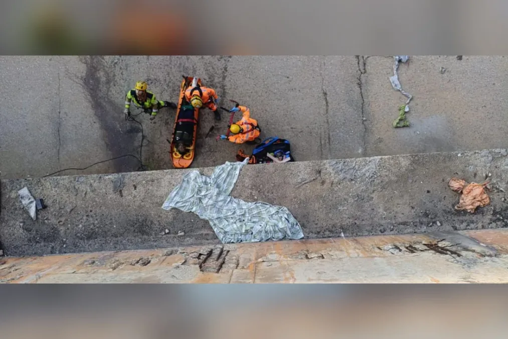 Bombeiros resgatam com rapel homem que caiu no Ribeirão Arrudas