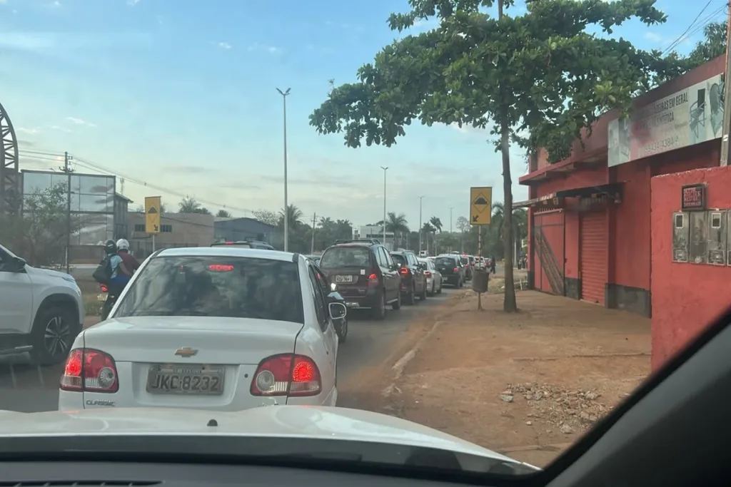 BR-020: interdição após acidente com carreta causa transtornos a motoristas