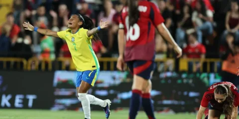 Câmara aprova lei com medidas para promover futebol feminino no país