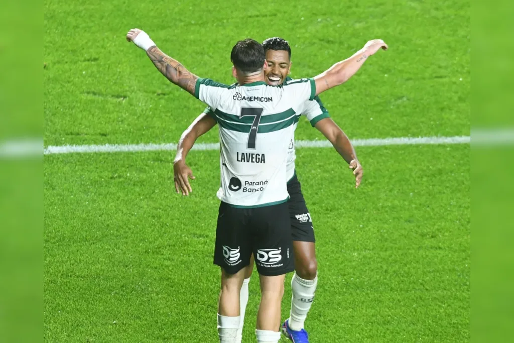 Brasileirão: Coritiba derrota a Chapecoense por 2 x 1 no Couto Pereira