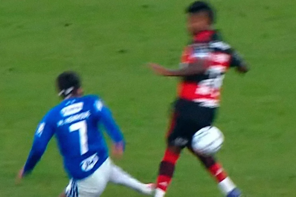 Bruno Henrique reclama do VAR e dispara: "O fodid* agora sou eu"