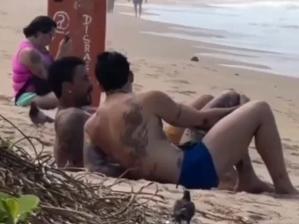 Cada vez mais próximos! Carlinhos Maia e personal trainer são flagrados em praia