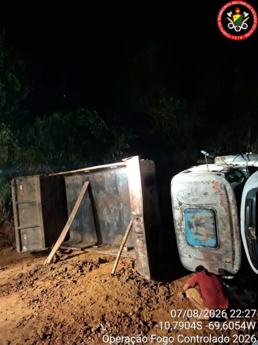 Mulher fica presa sob caçamba de caminhão em Assis Brasil e mobiliza resgate