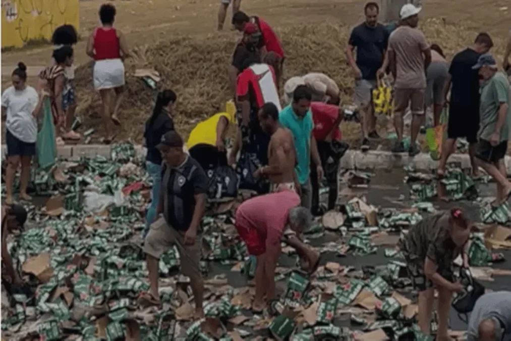 Caminhão tomba, derruba cerveja e populares fazem a limpa na BR-060
