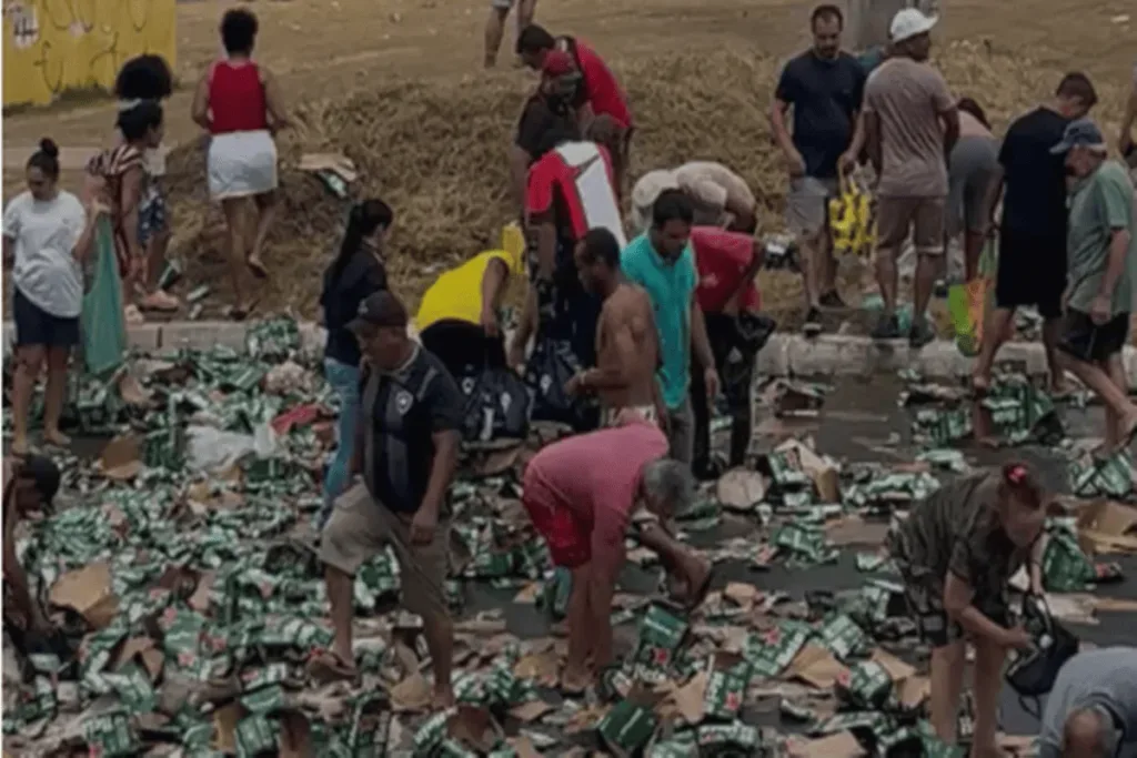 Caminhão tomba, derruba cerveja e populares fazem a limpa na BR-060