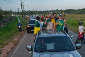 Alan Rick encerra primeiro dia de campanha com carreata em Feijó