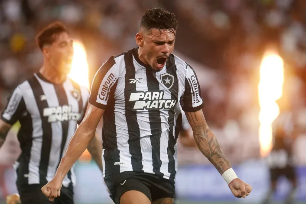 Campeão do Brasileirão e da Libertadores, Tiquinho Soares volta ao Botafogo