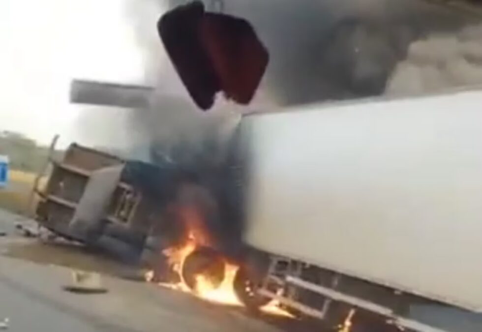 Colisão frontal de carretas causa mortes e incêndio na BR-364