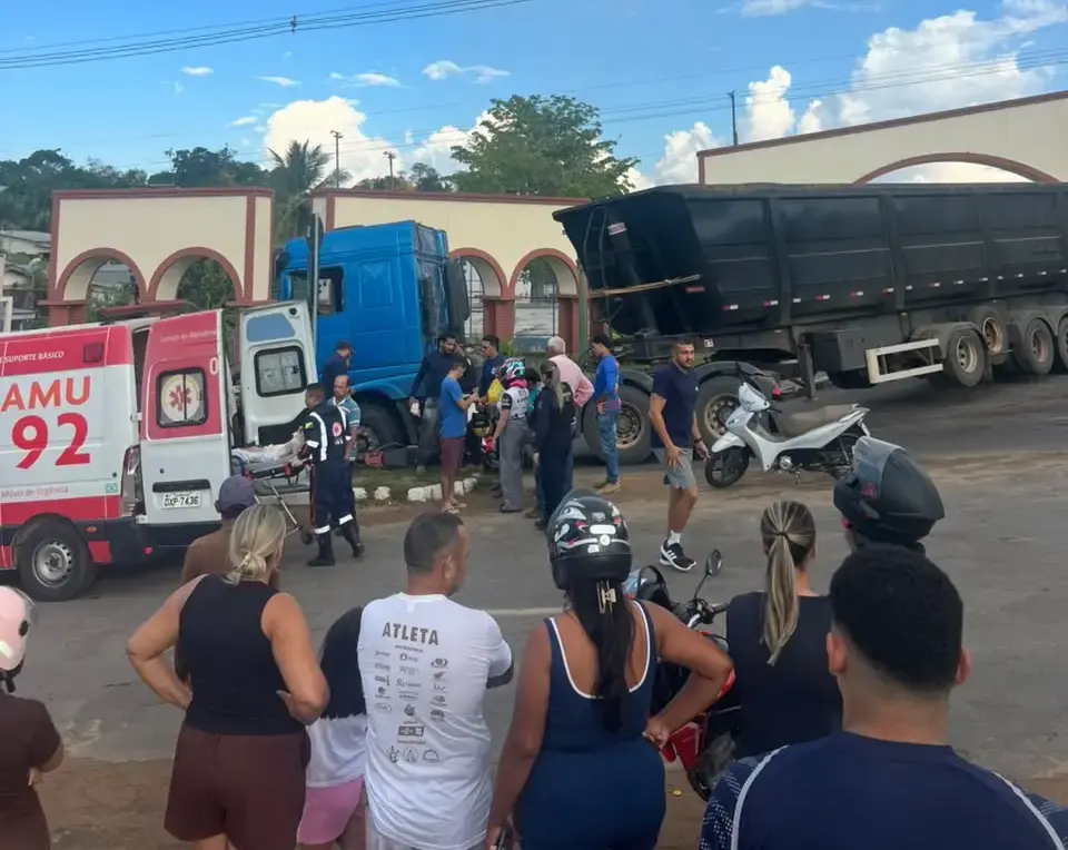 No Acre, carreta atropela motociclista durante conversão e mobiliza resgate.