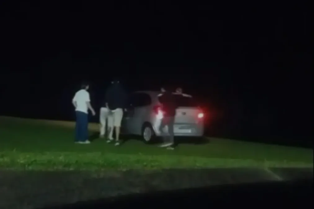 Carro despenca de morro de 15 metros no RS; motorista sobreviveu