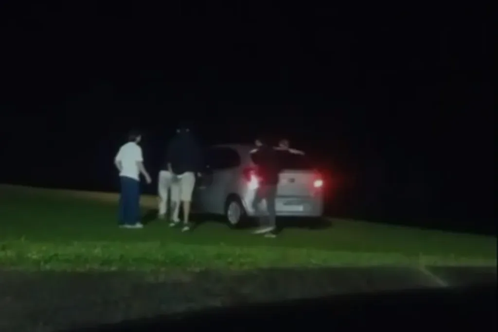 Carro despenca de morro de 15 metros no RS; motorista sobreviveu