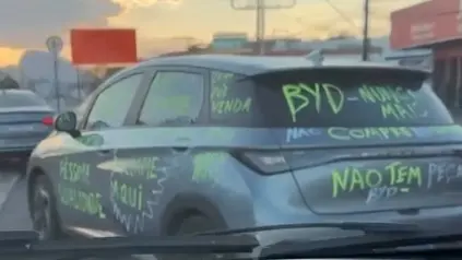 Motorista protesta contra a BYD por falta de peças e cobre carro com reclamações