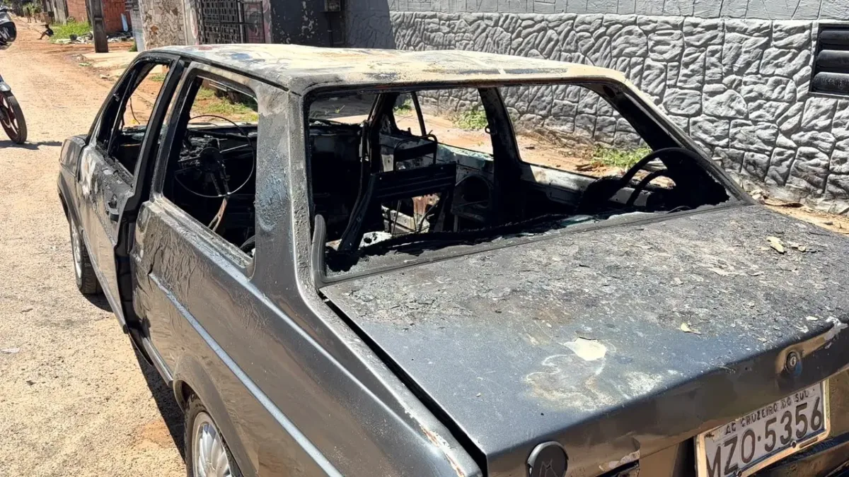 Homem incendeia próprio veículo após fim de relacionamento em Rio Branco