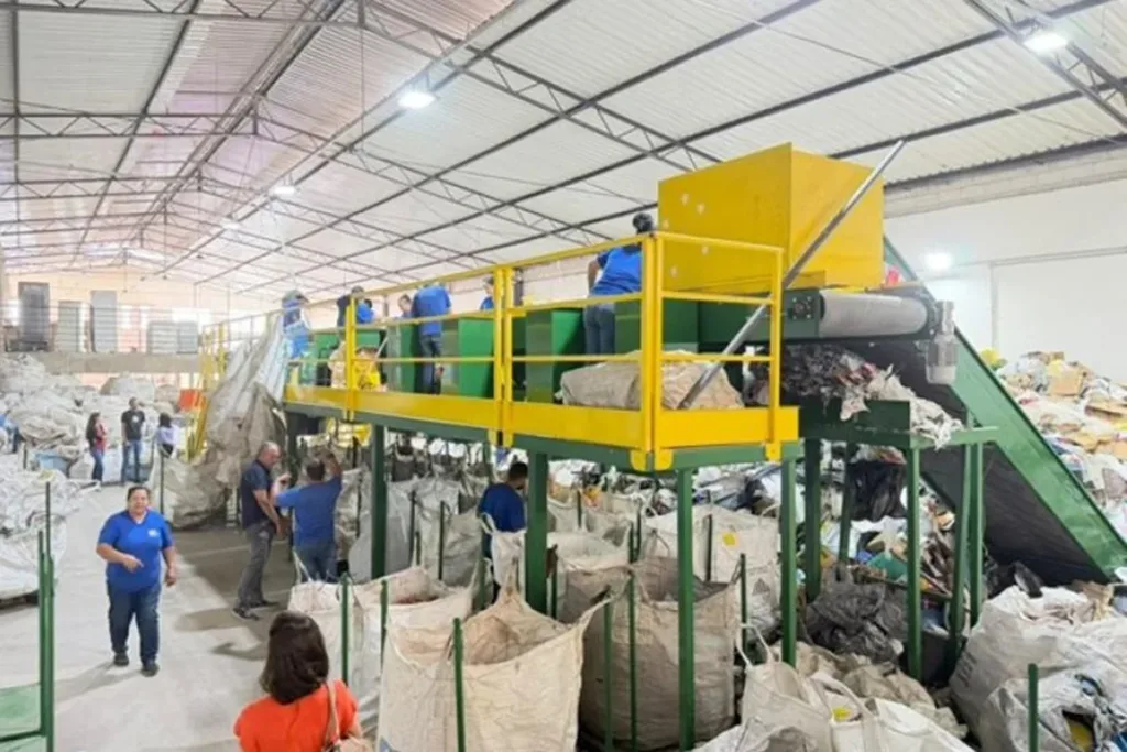 Catadores recebem 8º galpão para materiais recicláveis em BH
