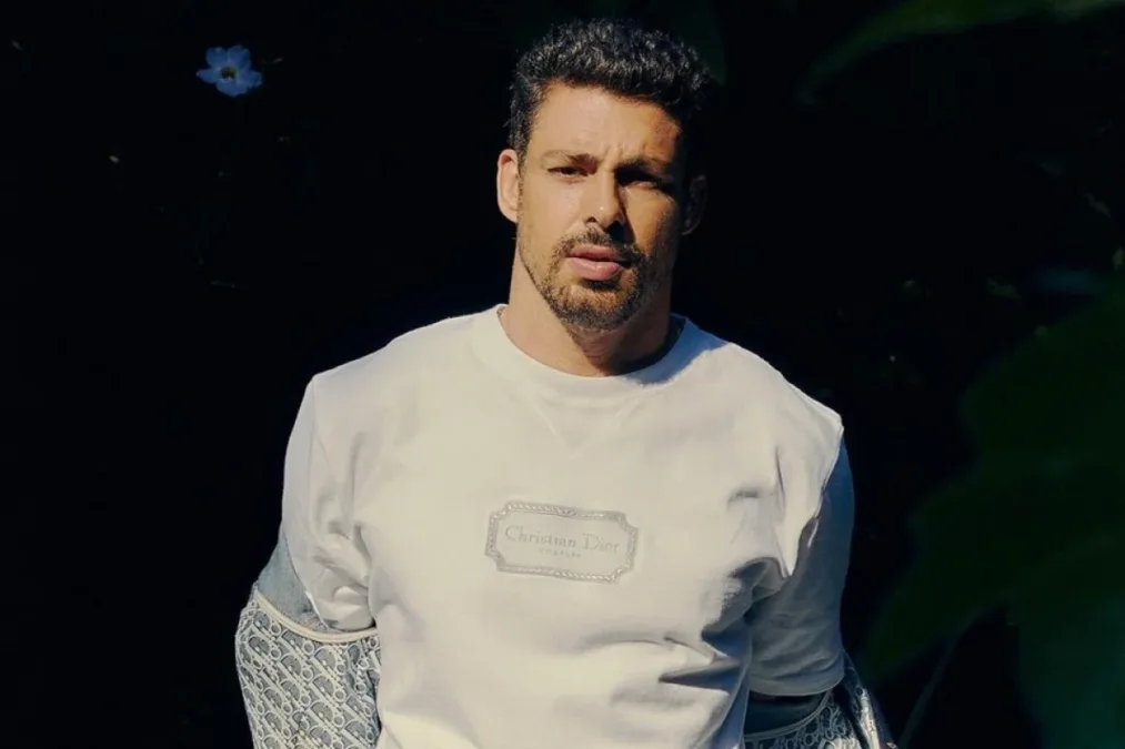 Cauã Reymond coloca repórter em saia justa ao vivo