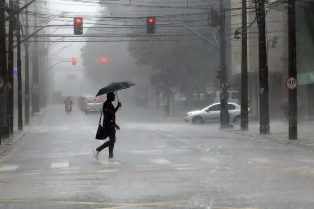 Clima: chuvas voltam ao Sul e ar seco provoca calorão em parte do país