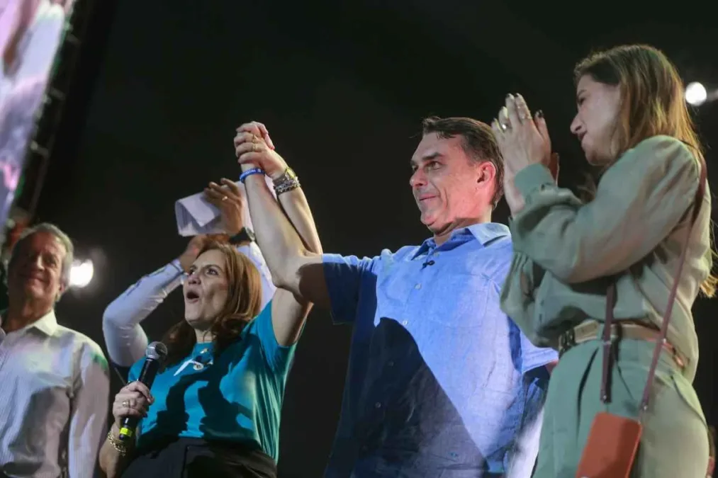 Gritem bem alto o nome de Flávio Bolsonaro. É ele quem pede