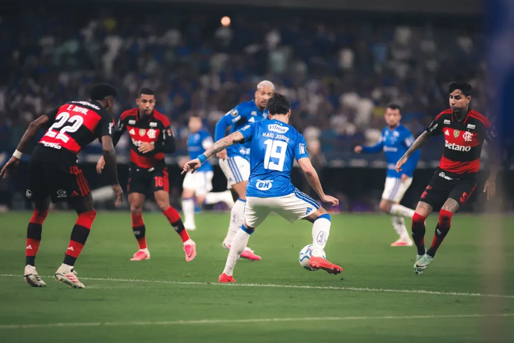 Com um gol para cada lado, Cruzeiro e Flamengo empatam na Libertadores