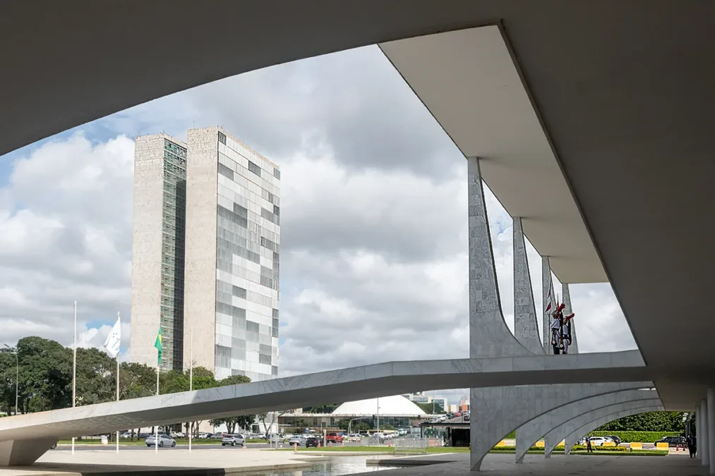 Comissão do Congresso avança em MP das blusinhas e projeta votação na terça